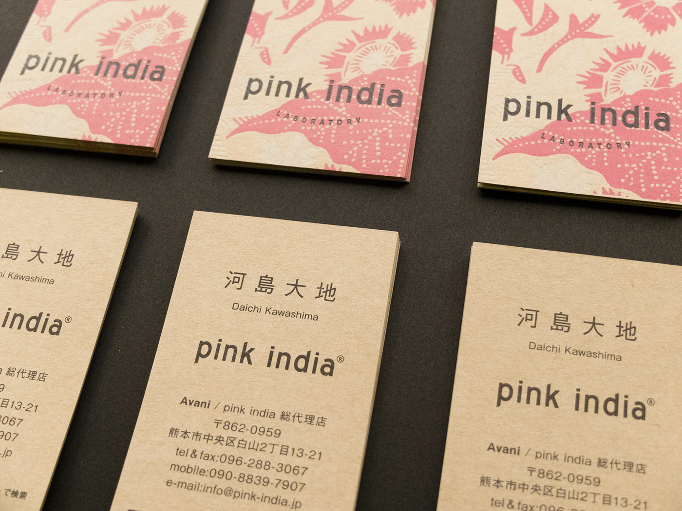 Pink Indiaの新しいロゴとクラフト紙にピンク、黒、白インクで活版印刷した名刺
