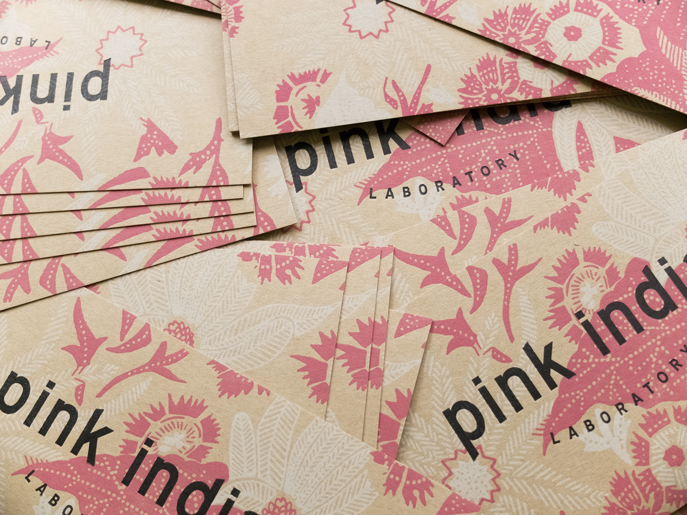 Pink Indiaの新しいロゴとクラフト紙にピンク、黒、白インクで活版印刷