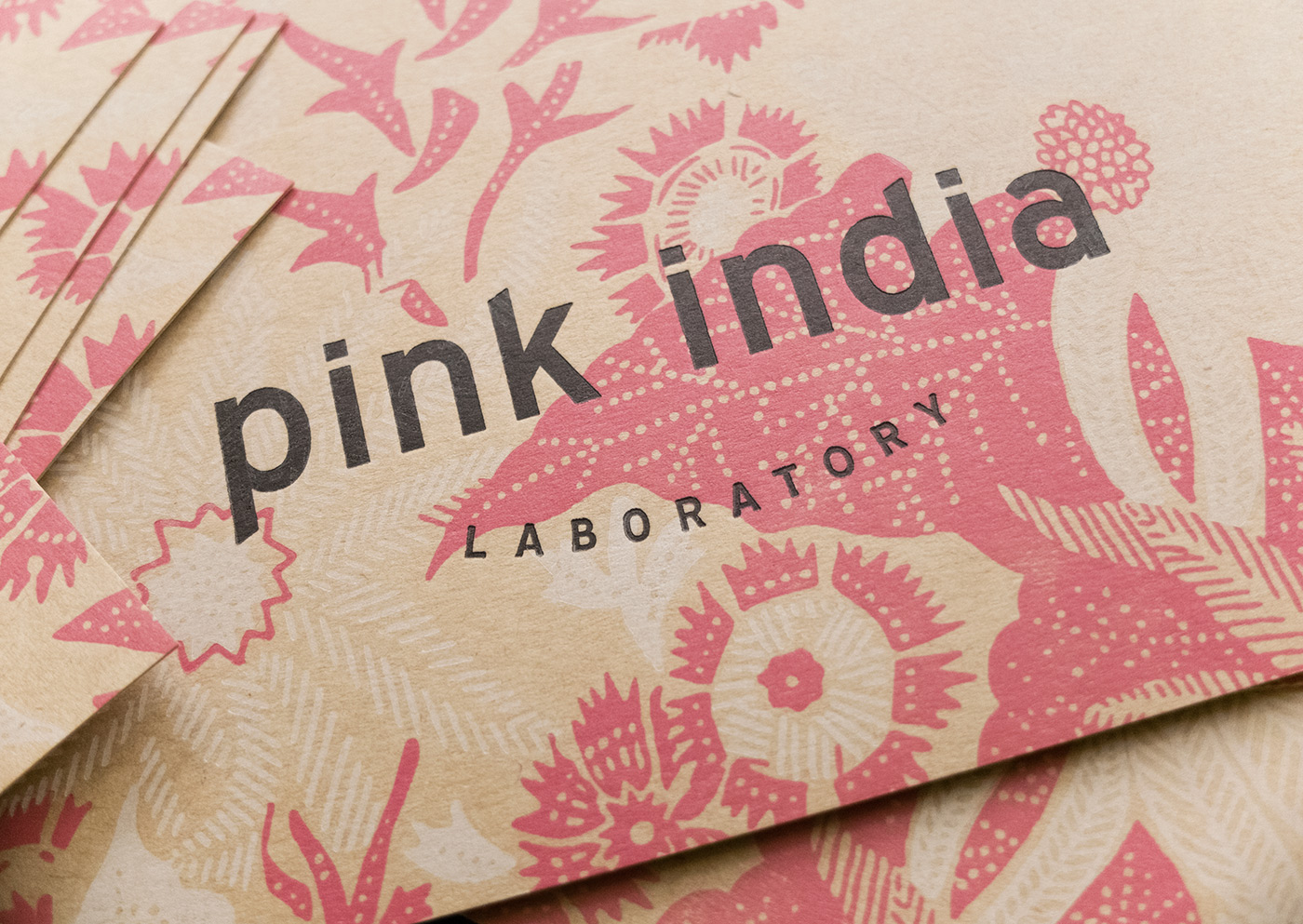 Pink Indiaの新しいロゴとクラフト紙にピンク、黒、白インクで活版印刷