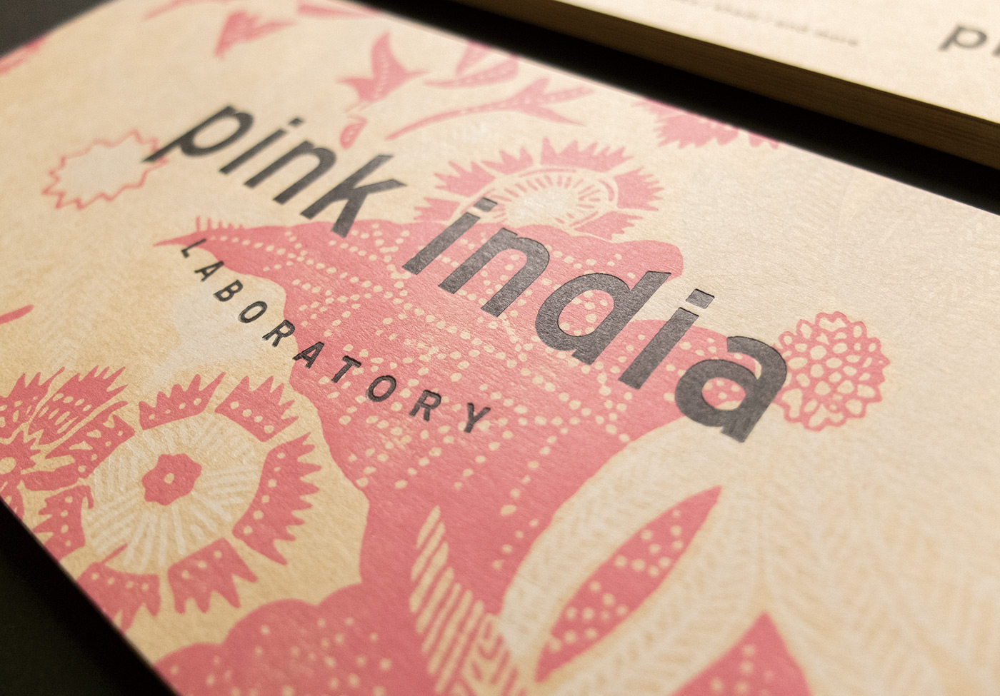 Pink Indiaの新しいロゴとクラフト紙にピンク、黒、白インクで活版印刷したショップカード