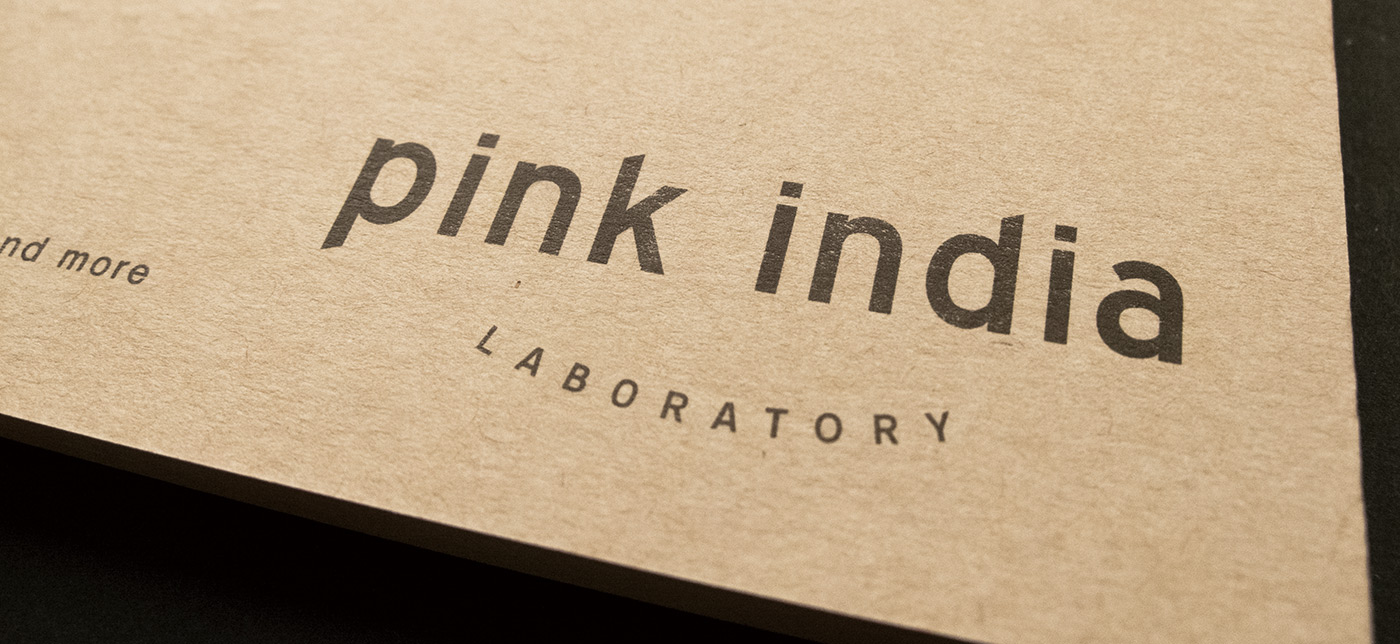 クラフト紙に印刷したPink India Laboratoryのロゴ