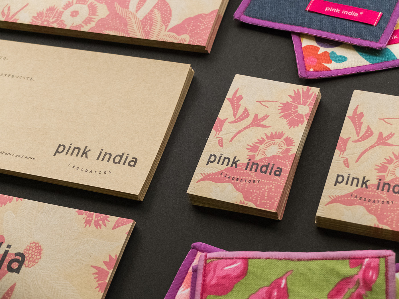Pink Indiaの新しいロゴとクラフト紙にピンク、黒、白インクで活版印刷した名刺とショップカード