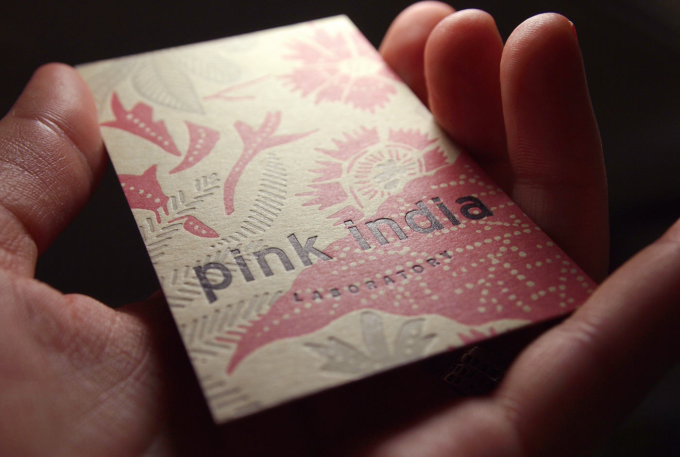 Pink Indiaの新しいロゴとクラフト紙にピンク、黒、白インクで活版印刷した名刺