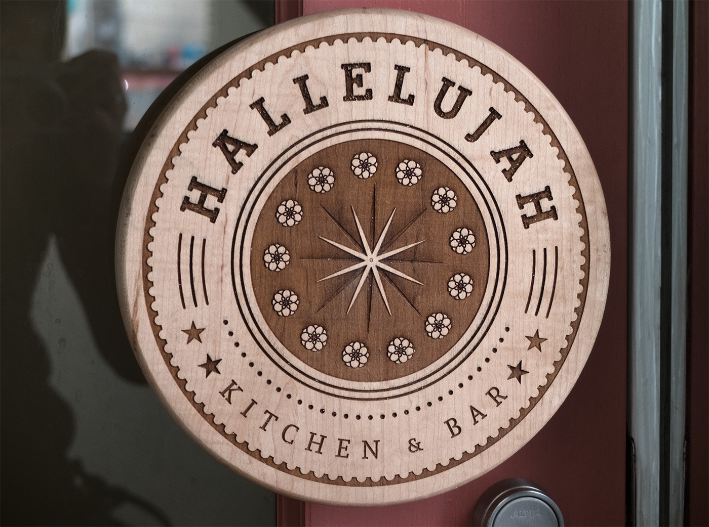 HALLELUJAH Kitchen & Bar | ビジュアル・アイデンティティ、レーザー彫刻のドアノブ
