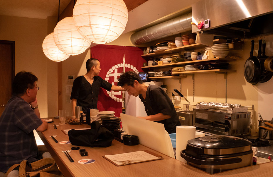 Comptoir et cuisine ouverte du restaurant japonais Kisuke
